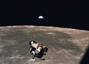Earth_Rise_From_The_Moon_Apollo-11